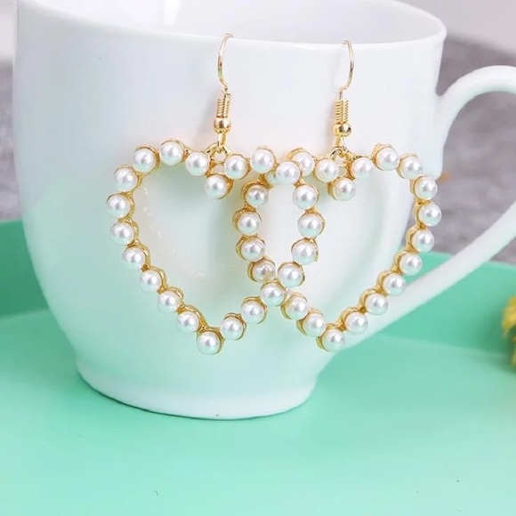 Unbranded Jewelry - 3/$30 💛 Gold Hollowed Pearl Heart Earring